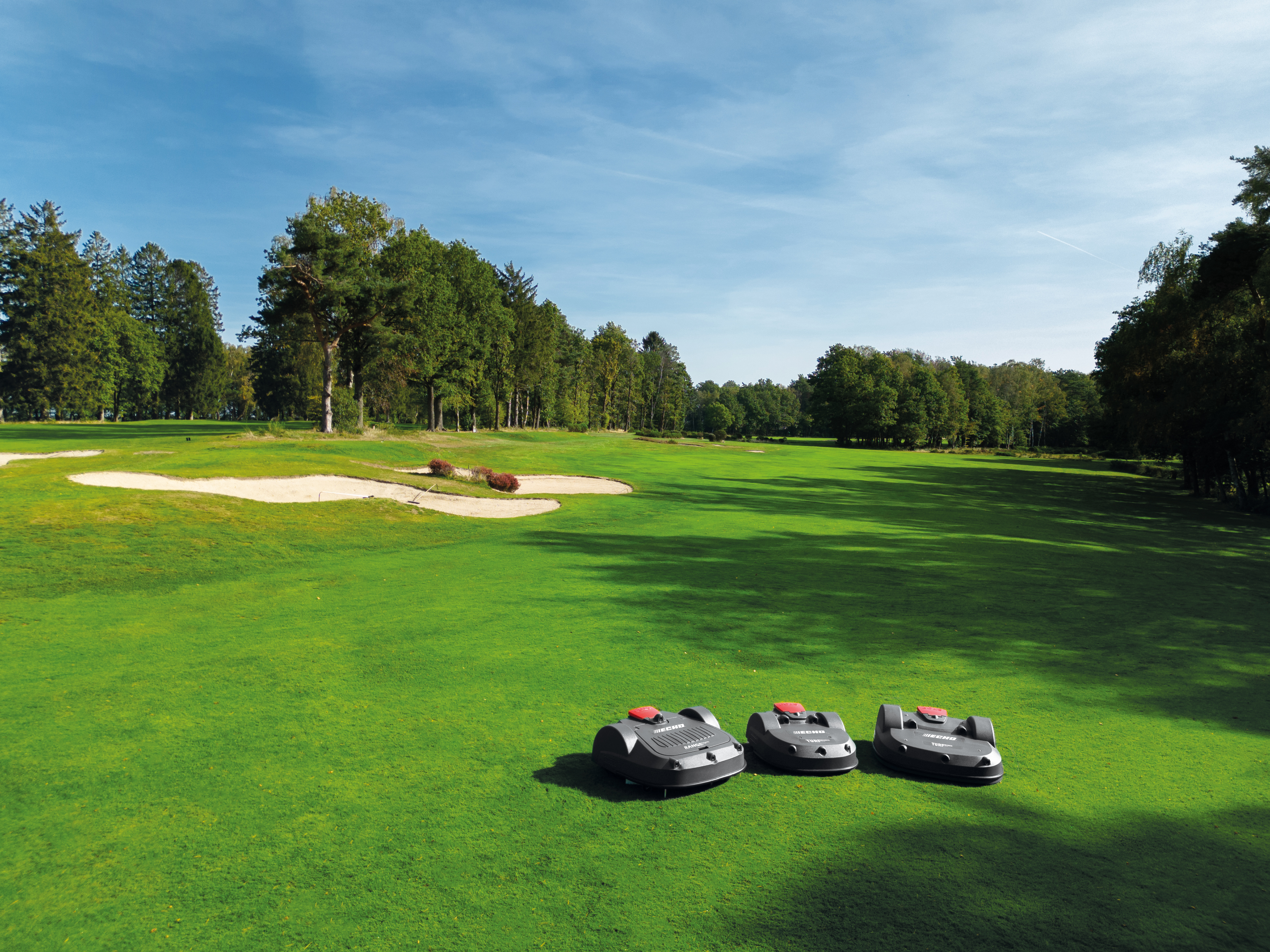 Echo Robotics Belrobotics CutCat ähroboter auf einem Golfplatz